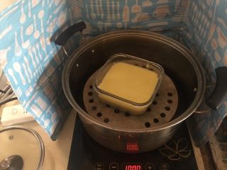 宝宝辅食—南瓜小米糕,上锅蒸30分钟，在上面放个盘子然后盖盖子