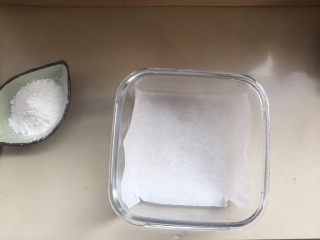 宝宝辅食—南瓜小米糕,容器中当上一张硅油纸