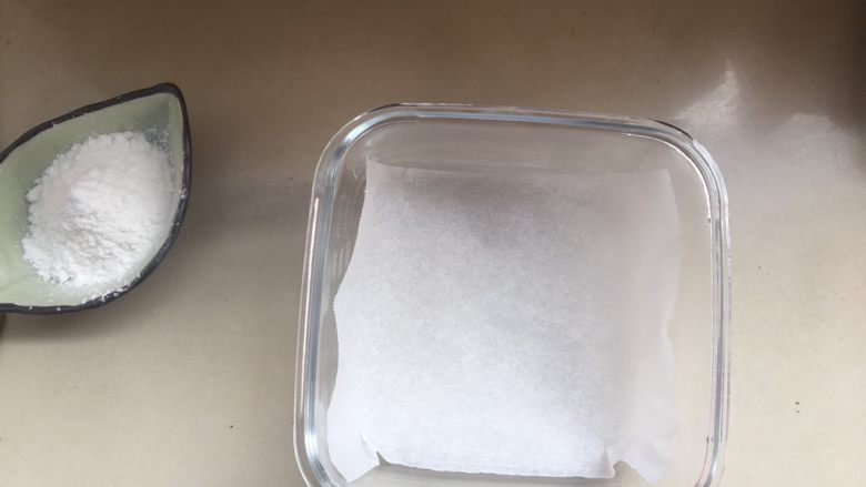 宝宝辅食—南瓜小米糕,容器中当上一张硅油纸