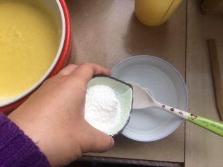 宝宝辅食—南瓜小米糕,将玉米淀粉和面粉加入清水中搅匀