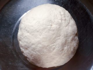 萝卜丝饼,然后加入适量冷水揉成稍软的面团，盖上保鲜膜饧发半小时。