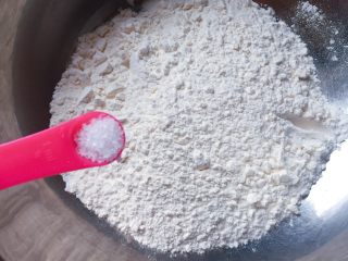 萝卜丝饼,在面粉中加入一点点盐拌匀。