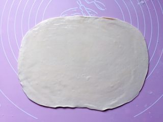 萝卜丝饼,取一面剂子用擀面杖擀成薄片，然后在上面刷一层薄薄的油。