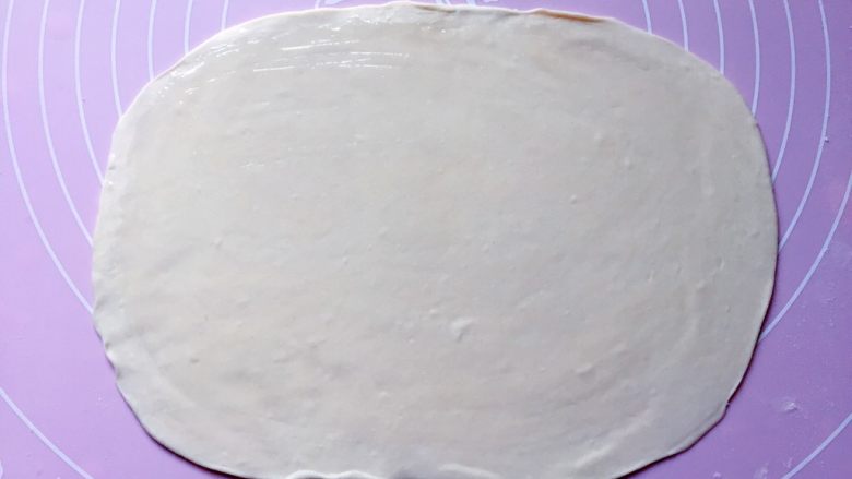 萝卜丝饼,取一面剂子用擀面杖擀成薄片，然后在上面刷一层薄薄的油。