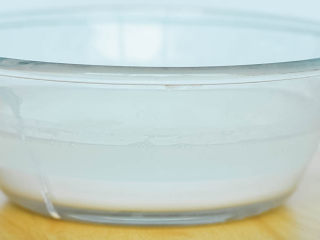 圆子白果羹,搅拌好的糯米泥和水一起倒入碗内，静置一夜，会分离成两层。
