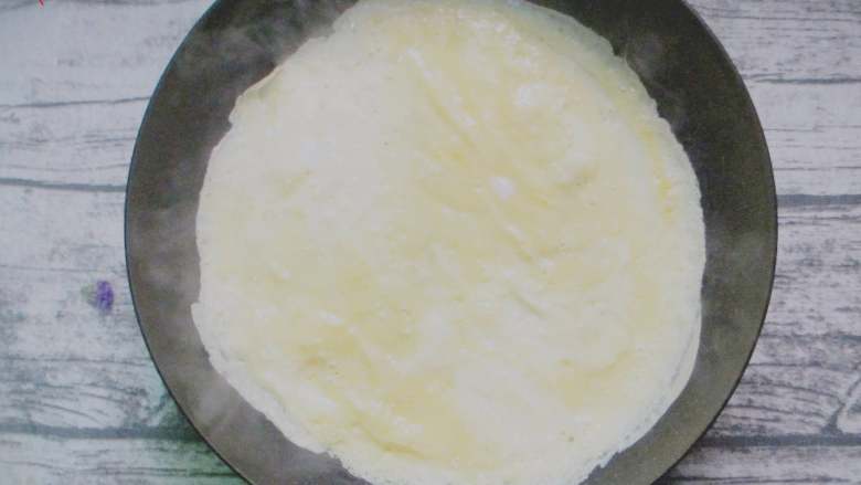 炒饭版肉松长棍面包,另取干净平底锅，加一小勺油，倒入蛋液摊成蛋皮。