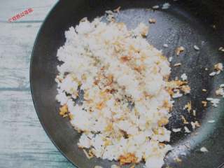 炒饭版肉松长棍面包,将剩米饭倒入锅中，用铲子将成团的米饭炒散