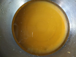 国橙蛋糕卷,用电动打蛋器将蛋黄液搅打乳化