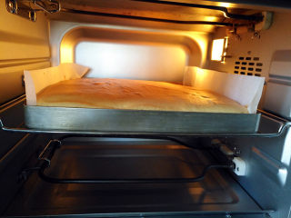 国橙蛋糕卷,放入预热好的烤箱中层，上下火150度30分钟