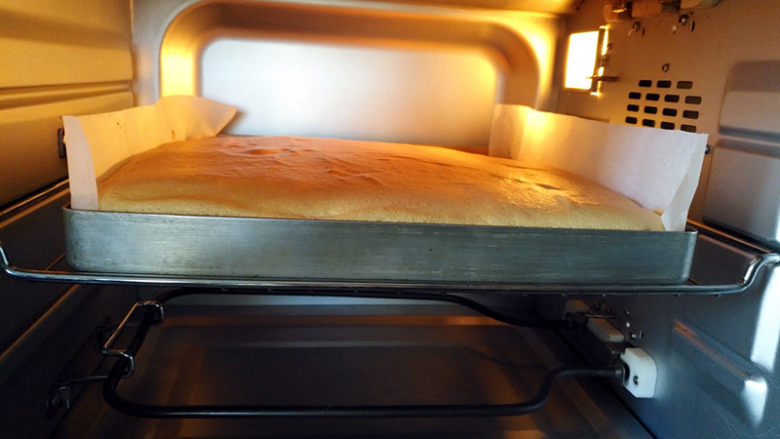 国橙蛋糕卷,放入预热好的烤箱中层，上下火150度30分钟