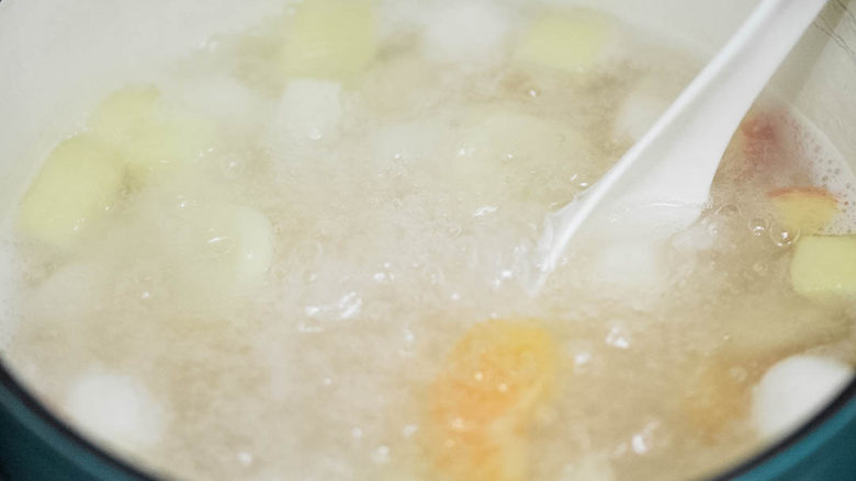 圆子白果羹,水淀粉放入后，要不停的搅拌，汤稠了就好了。