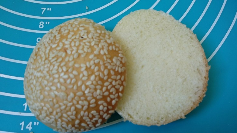 芝士汉堡,面包胚放凉切成两片。
