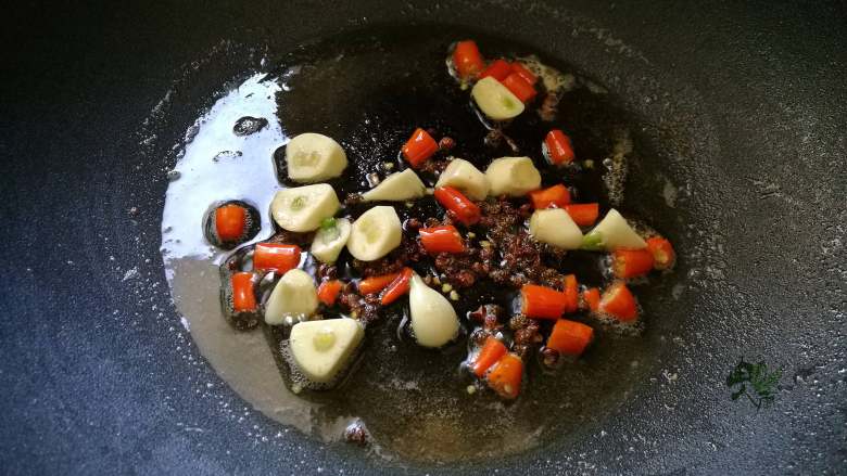 香味干锅笋,放入蒜粒和米椒炒香。