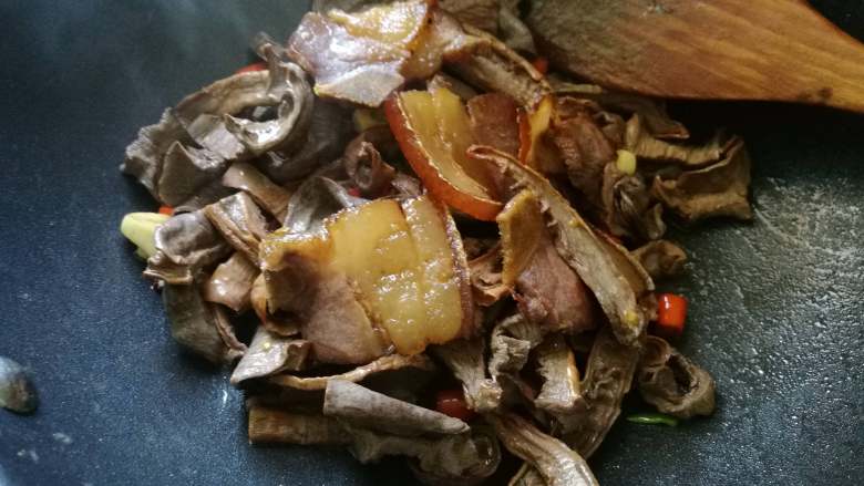 香味干锅笋,放入煸过的肉片。