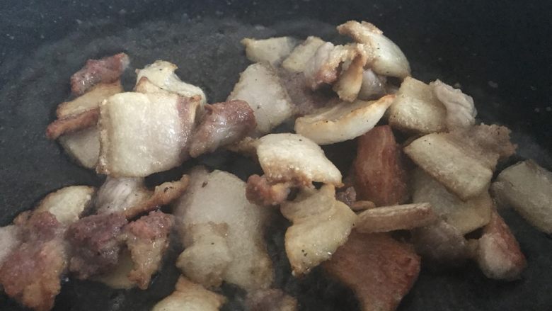花菜回锅肉,三层肉煎至外表脆