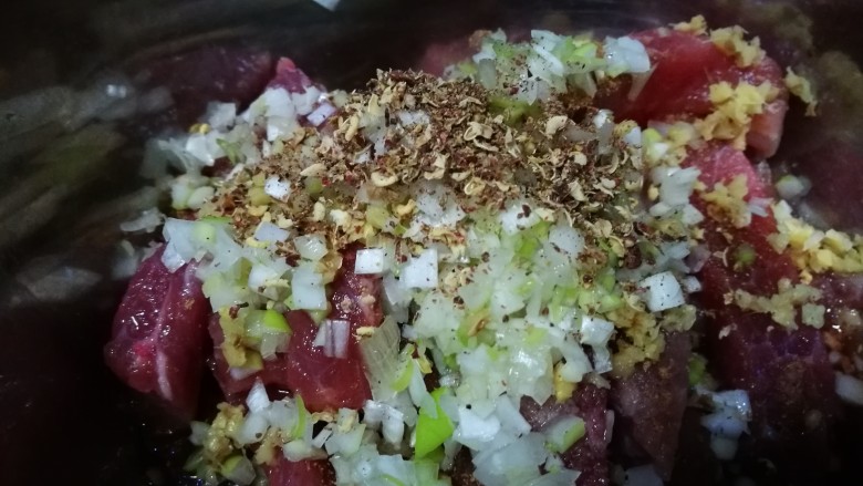 地方美食家里吃之河南小酥肉,加入花椒碎拌匀