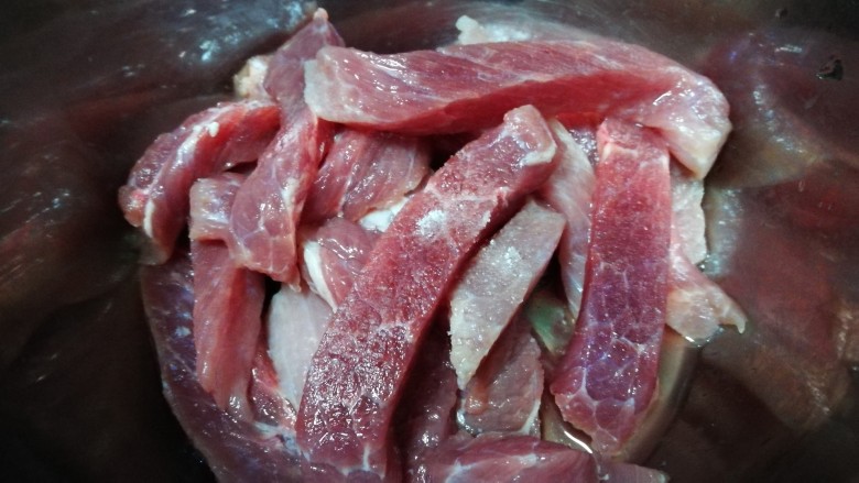地方美食家里吃之河南小酥肉,梅花猪肉切成手指大小的条状