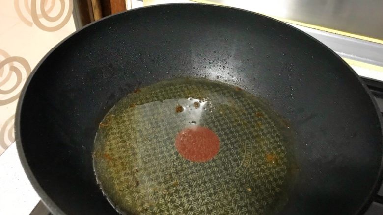 家常小炒回锅肉,锅里留底油。
