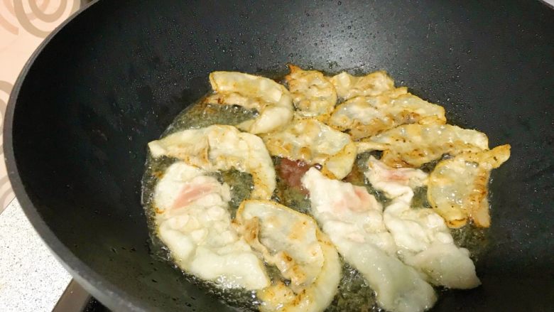家常小炒回锅肉,看到锅底的油了吗？就是煎过程中把肉里的油逼出来了。