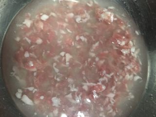 青菜钵,肉末用水调成稀糊，下水能快速分开！
