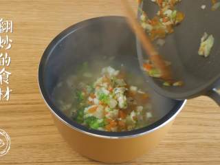 12m+鳕鱼软饭（宝宝辅食）,之前浸泡好的米饭和水倒入电饭锅，再把翻炒的食材倒入~