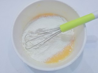 奥利奥奶油盒子蛋糕,接着筛入低筋面粉，用手抽搅拌均匀；