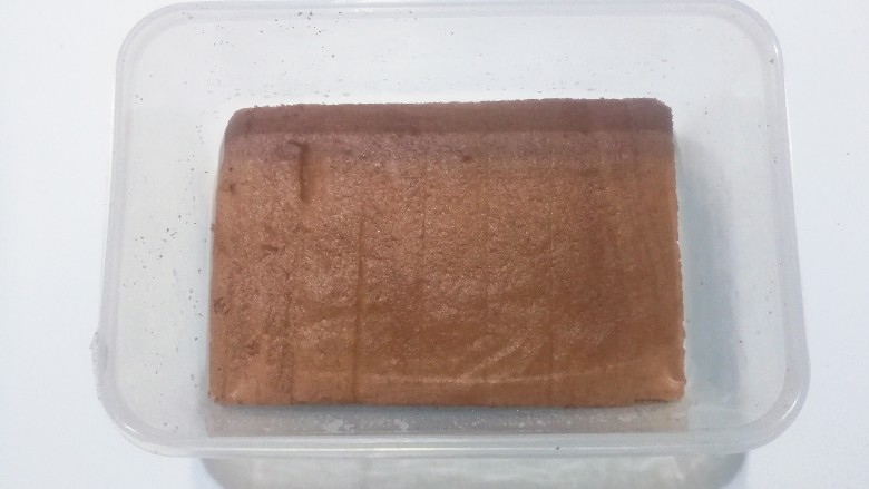 奥利奥奶油盒子蛋糕,接着取一片蛋糕放入盒子中，刷上一层糖酒液；（可以不刷，这是个人喜好）