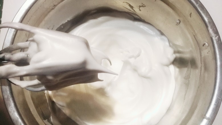 奥利奥奶油盒子蛋糕,蛋清分次加入剩下的白糖，打发至接近干性发泡状态；