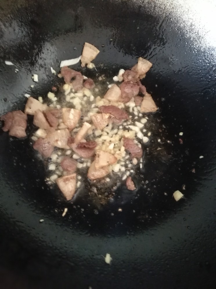 干豆角炒肉,肉煸出油放入蒜和姜，肉快炒好在放蒜和姜否则容易糊