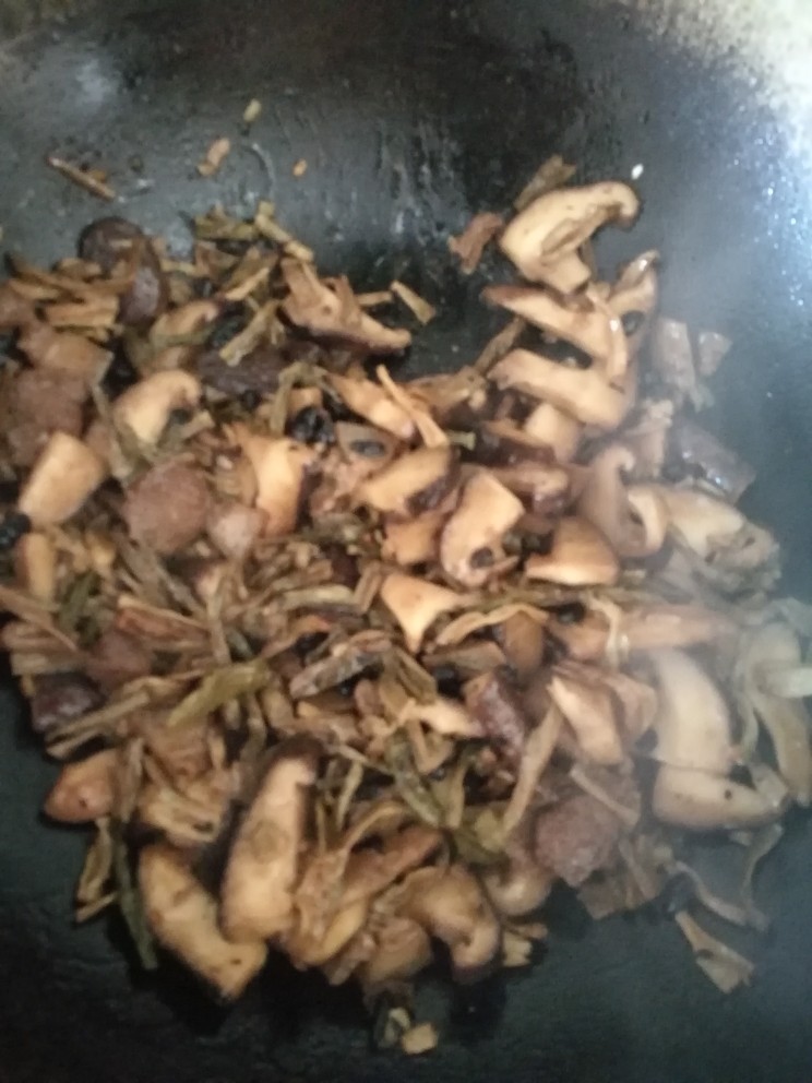 干豆角炒肉,倒入蘑菇翻炒后闷两分钟