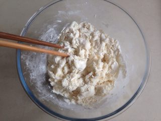 豆沙卷,酵母溶于温水里，倒入盆里，边倒边用筷子搅拌成絮状