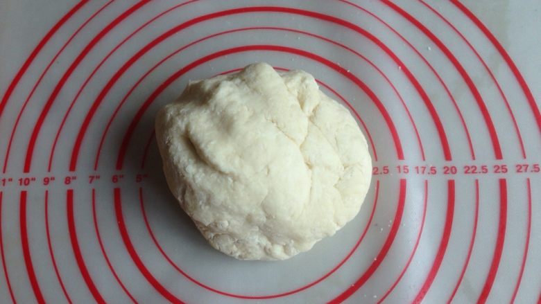 豆沙卷,和成比较粗糙的面团，盖上保鲜膜，静置5-8分钟左右