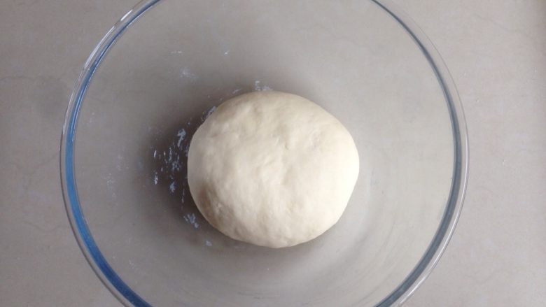豆沙卷,继续用手和面团，就可以很轻松地和成光滑的面团了。放在温暖处发酵，面团发酵两倍大。家里有烤箱的可以选择烤箱的发酵档即可。大概发酵60分钟