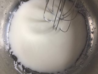 酸奶水果中空戚风蛋糕,用蛋抽搅拌均匀