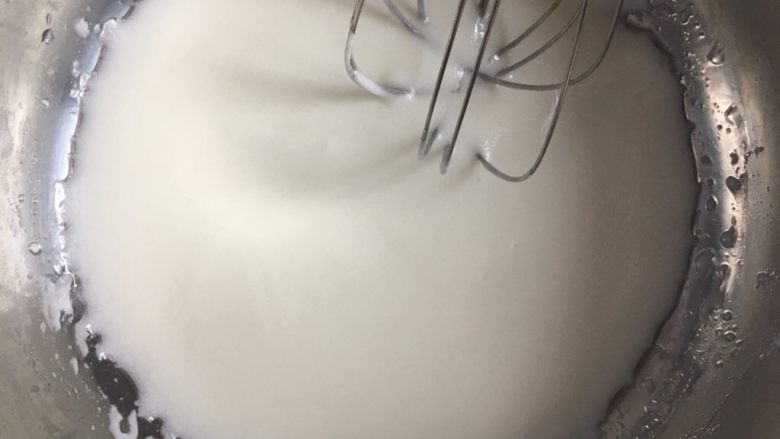 酸奶水果中空戚风蛋糕,用蛋抽搅拌均匀