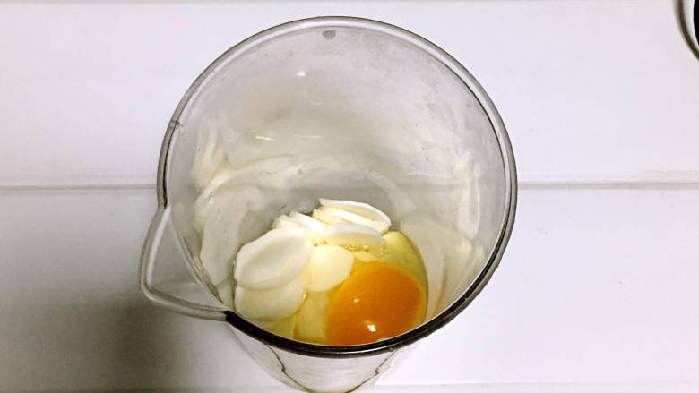 山药红枣鸡蛋糕,将鸡蛋和山药放入搅拌机中，打成细腻的糊。