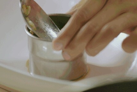 蒜味扇贝配白汁,炒好的菠菜放入圆形模具压实成型，放入扇贝，浇汁完成