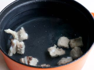 排骨白萝卜玉米煲汤,排骨提前冷水下锅焯水，再次冷水入锅大火煮开；