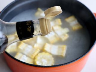 排骨白萝卜玉米煲汤,加入1小勺香醋，大约煲煮15分钟左右