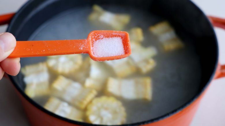 排骨白萝卜玉米煲汤,出锅之前的2-3分钟，加入1勺盐；  
