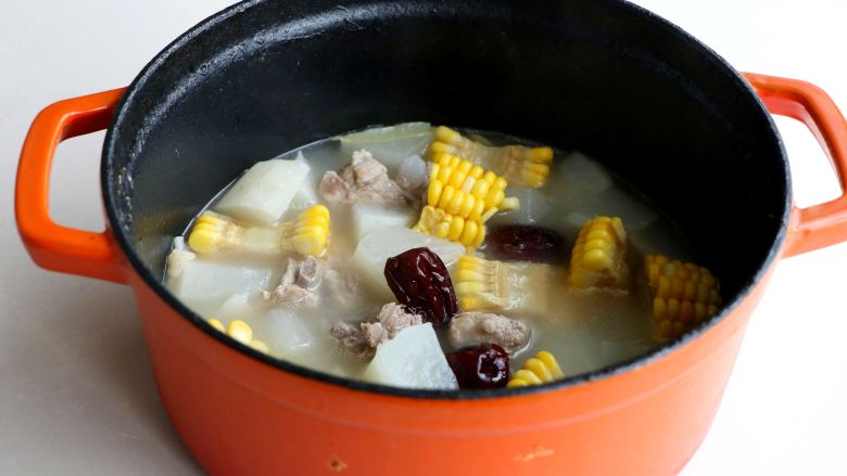 排骨白萝卜玉米煲汤,虽然只有几块排骨，但是这样吃太满足了；