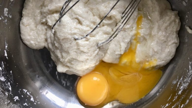 酸奶水果中空戚风蛋糕,先加入二分之一的蛋黄