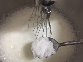 酸奶水果中空戚风蛋糕,打发至湿性发泡时加入剩余的糖