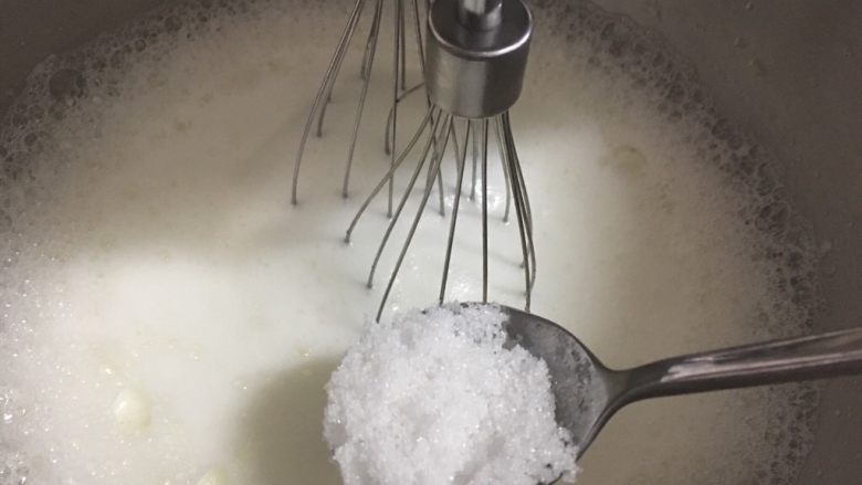 酸奶水果中空戚风蛋糕,打发至湿性发泡时加入剩余的糖