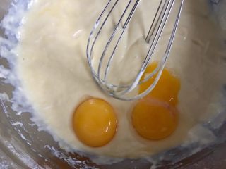 酸奶水果中空戚风蛋糕,再加入剩余的蛋液