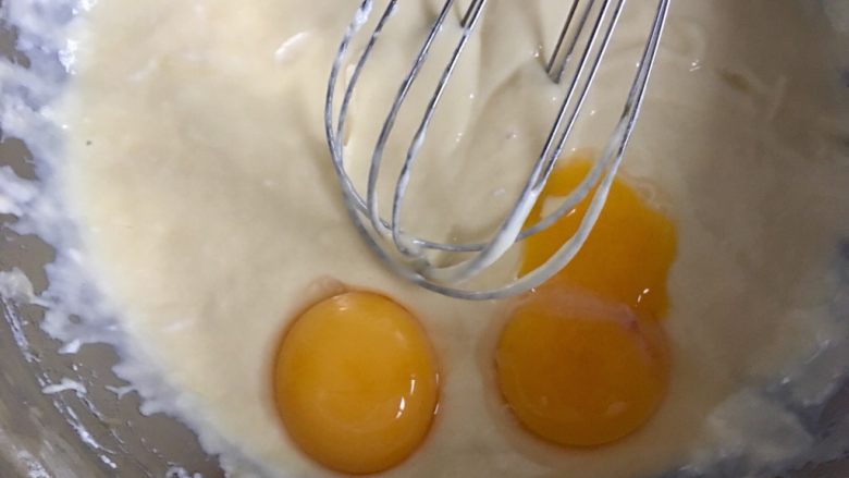 酸奶水果中空戚风蛋糕,再加入剩余的蛋液