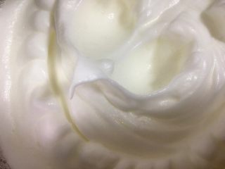 酸奶水果中空戚风蛋糕,打发至有小弯钩为止
