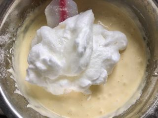 酸奶水果中空戚风蛋糕,再加入三分之一蛋清搅拌均匀
