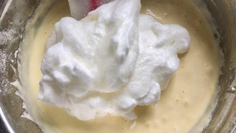 酸奶水果中空戚风蛋糕,再加入三分之一蛋清搅拌均匀