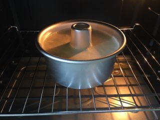 酸奶水果中空戚风蛋糕,烤箱预热
180度，35分钟
